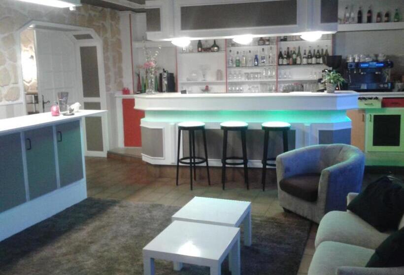 Отель Le Merle Blanc Hôtel Logis