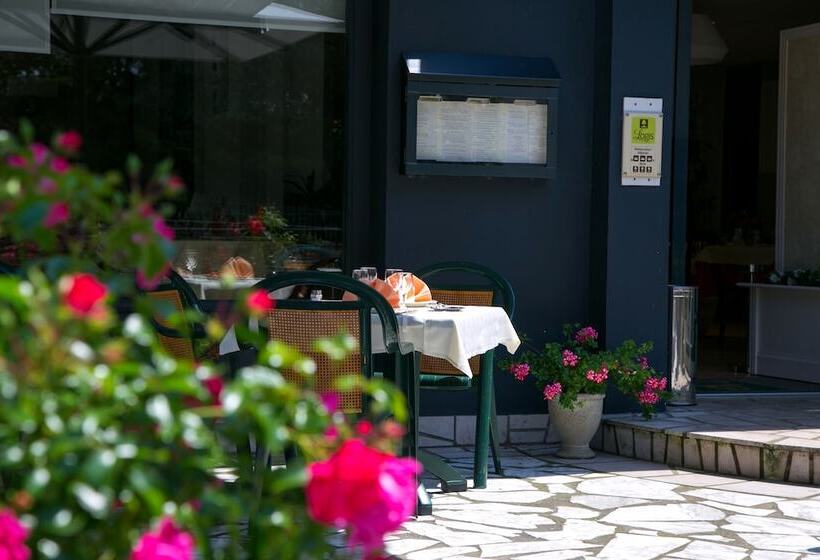 هتل Logis Auberge De La Rose