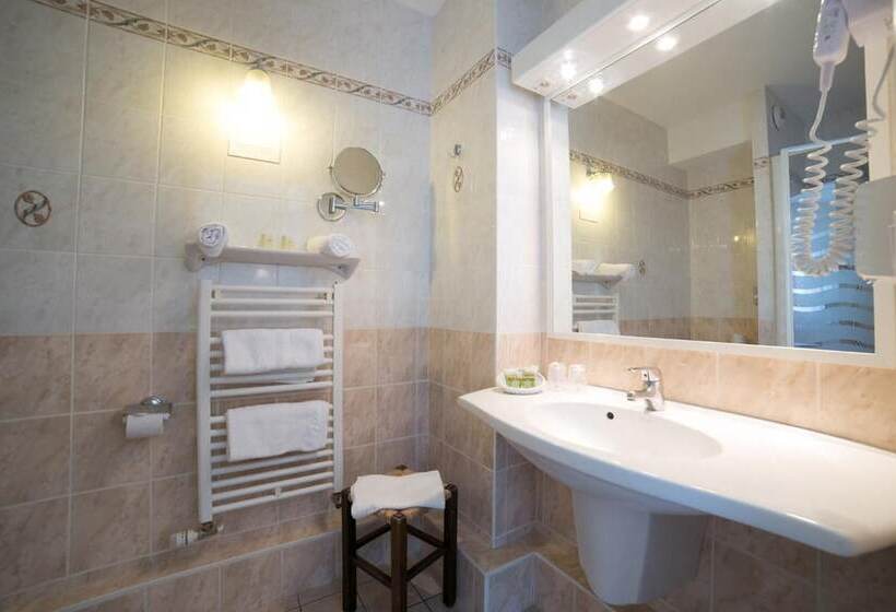 هتل Logis Auberge De La Rose
