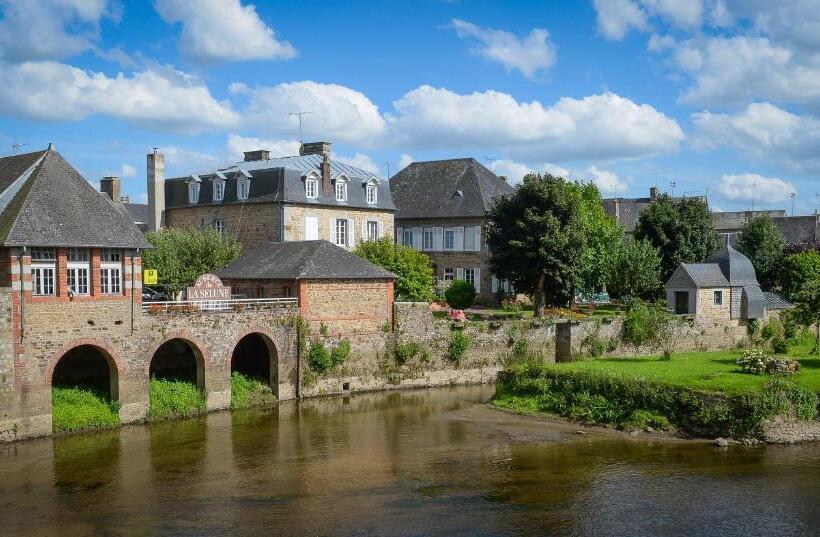 فندق Logis Auberge De La Sélune