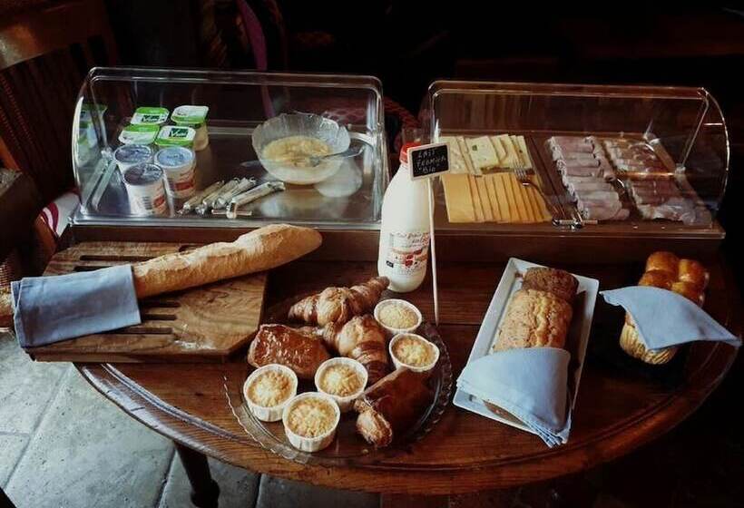 فندق Logis Auberge Le Centre Poitou
