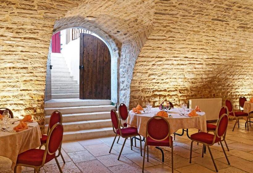 Отель Logis Des Trois Maures