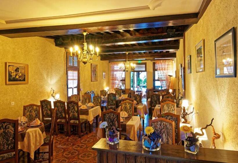 Отель Logis Des Trois Maures