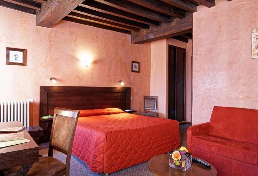 Отель Logis Des Trois Maures