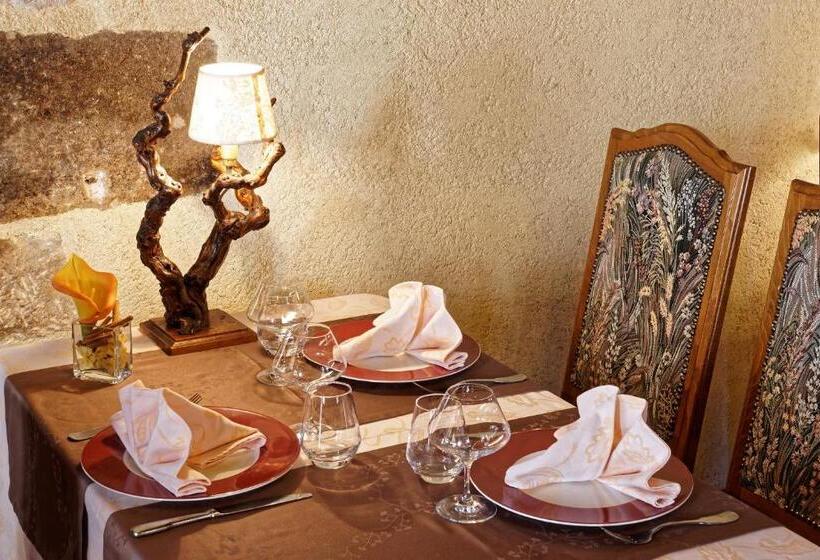 ホテル Logis Des Trois Maures