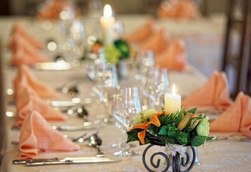 Отель Logis Des Trois Maures