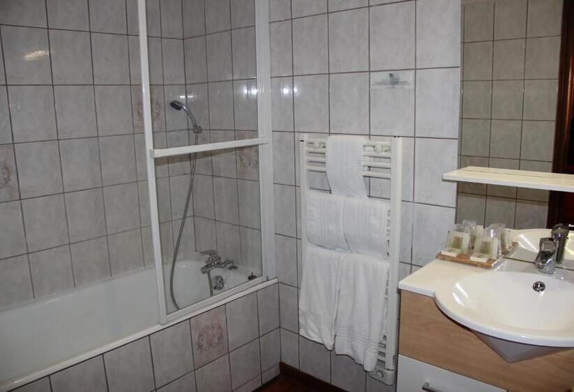 Отель Logis Des Trois Maures