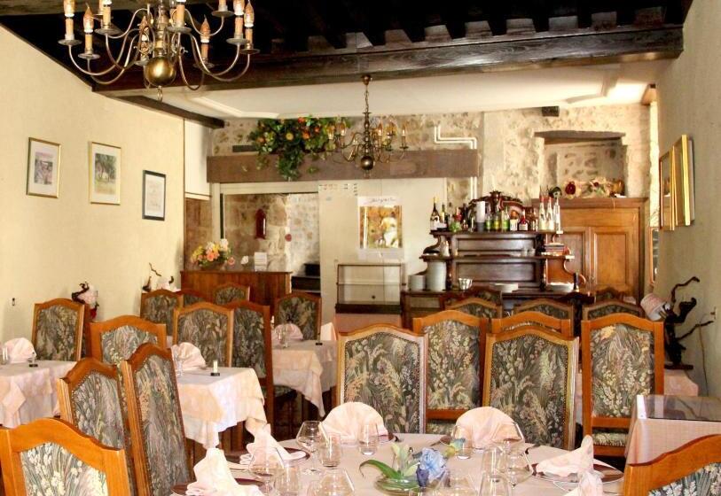 Отель Logis Des Trois Maures