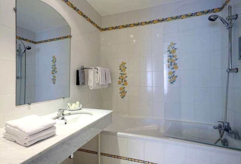 ホテル Logis Hôtel & Restaurant Du Sauvage