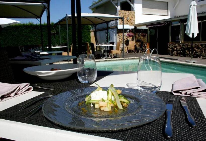 Отель Hôtel Le Relais Des Plages