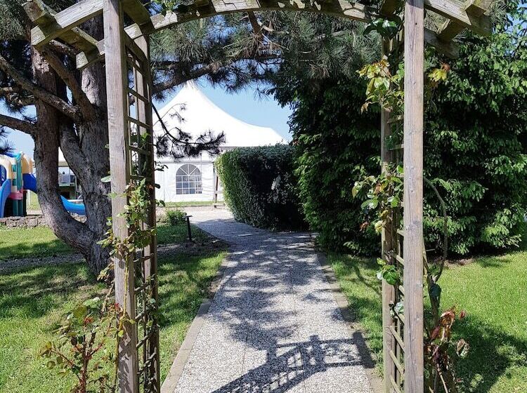 호텔 Logis Hôtel Les Tuileries