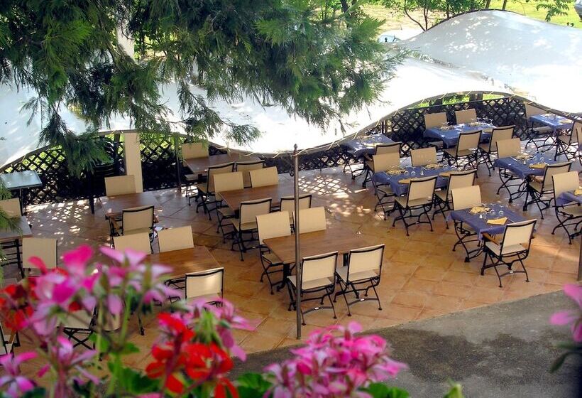 호텔 Logis Hôtel Restaurant Les Cèdres