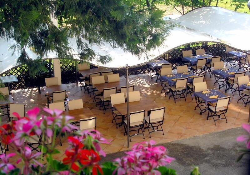 호텔 Logis Hôtel Restaurant Les Cèdres