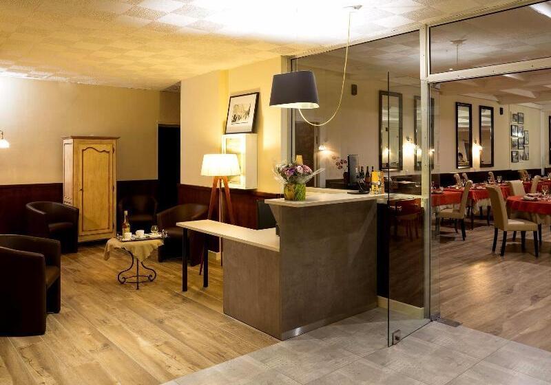 호텔 Logis Hôtel Restaurant Les Cèdres