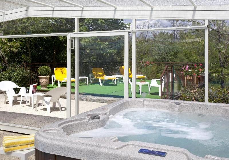 호텔 Logis Hôtel Restaurant Les Cèdres