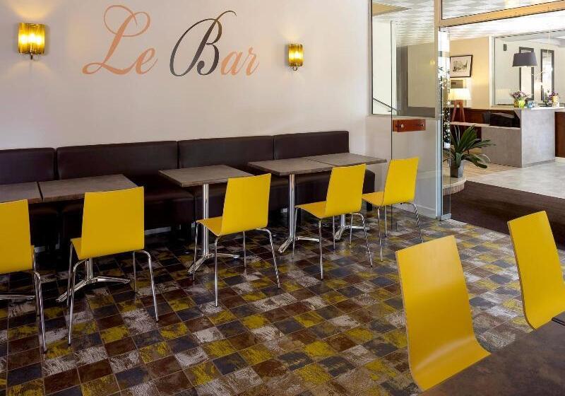 호텔 Logis Hôtel Restaurant Les Cèdres