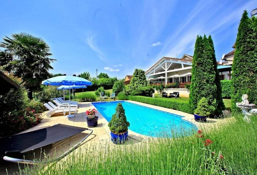 ホテル Logis Hôtel Restaurant Les Voyageurs