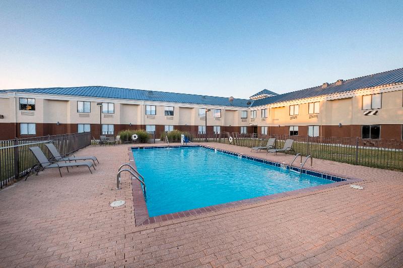 هتل Spark By Hilton Bentonville