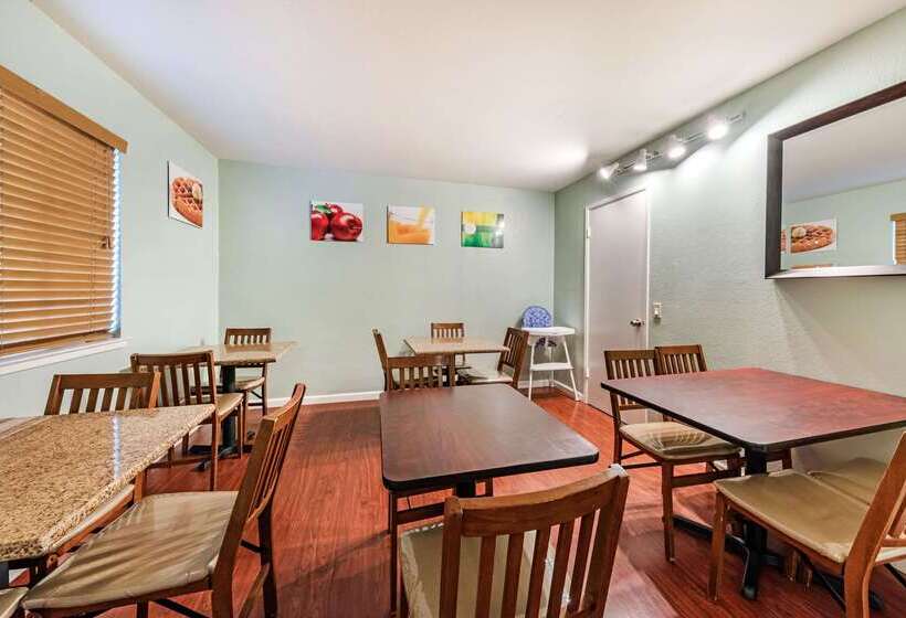 فندق Scottish Fairway Inn