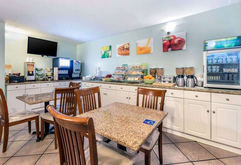 فندق Scottish Fairway Inn