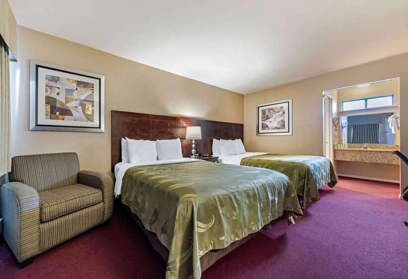 فندق Scottish Fairway Inn