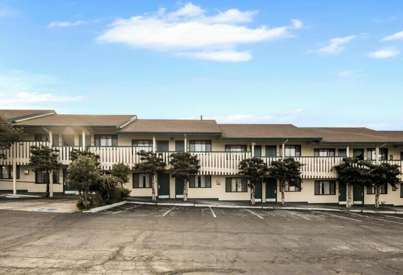 فندق Scottish Fairway Inn