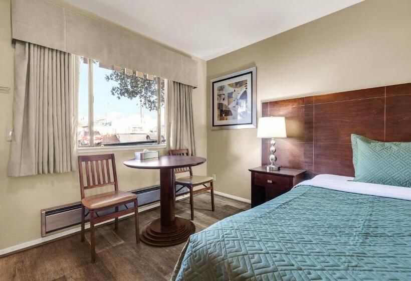 فندق Scottish Fairway Inn