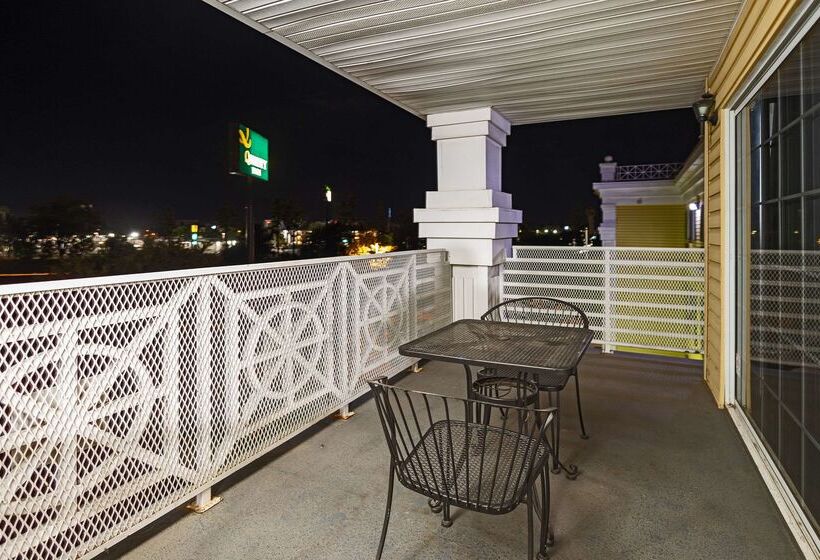 Отель Quality Inn & Suites Tulare