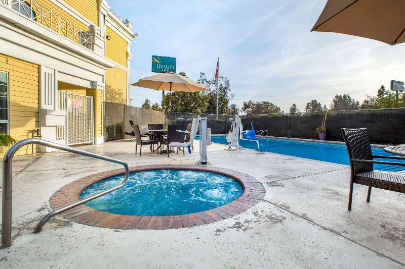 Отель Quality Inn & Suites Tulare