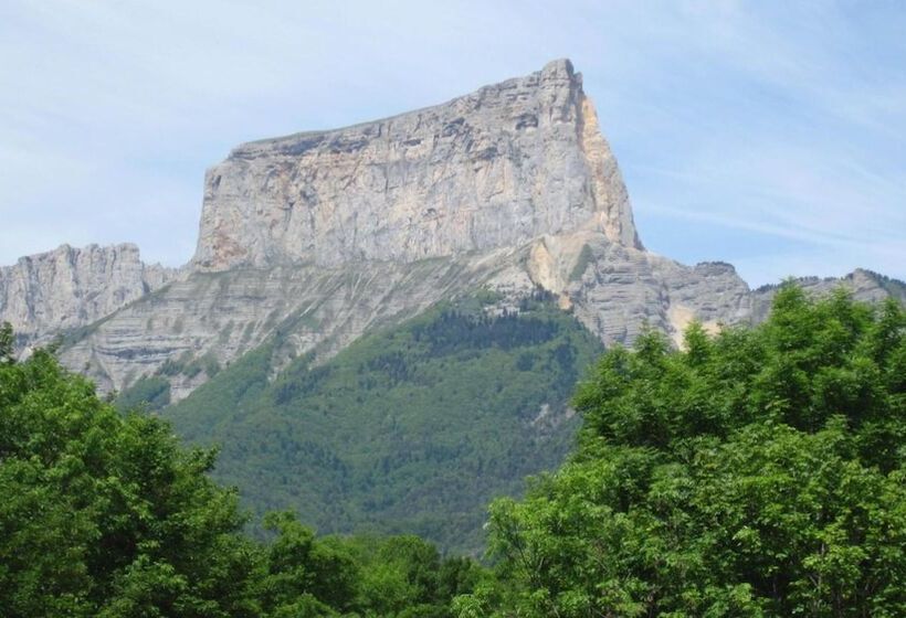 Отель Restaurant Le Traineau