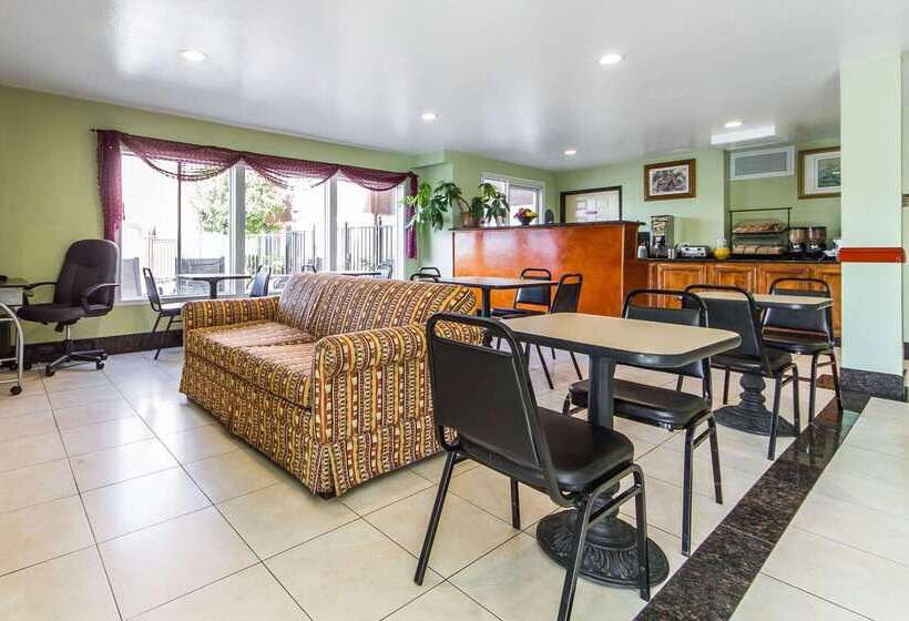 Отель Rodeway Inn & Suites