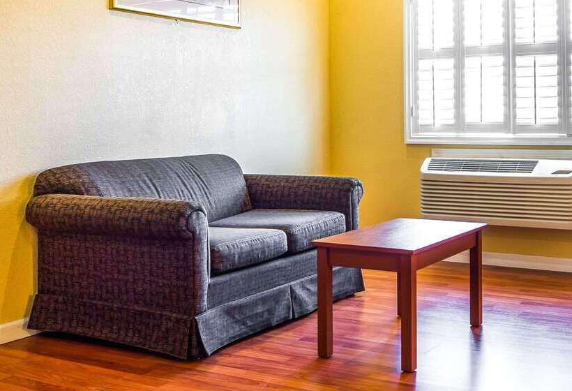 فندق Rodeway Inn & Suites