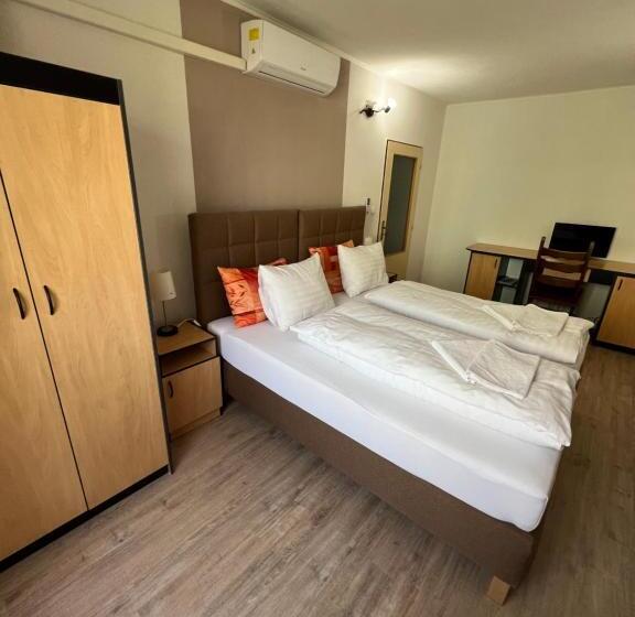 فندق Senica, Garni