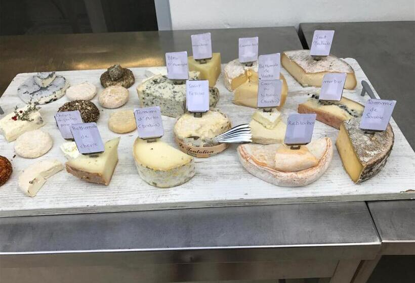 Logis Hotel Restaurant Hostellerie De La Tour