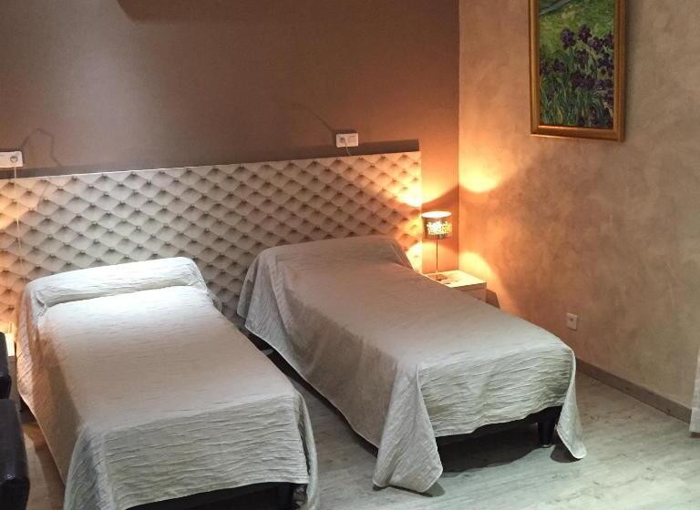 Logis Hotel Restaurant Hostellerie De La Tour