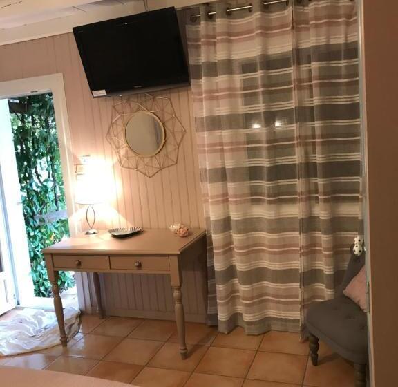 Logis Hotel Restaurant Hostellerie De La Tour