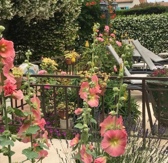 Logis Hotel Restaurant Hostellerie De La Tour