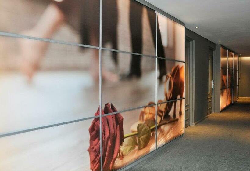 Broadway Hotel & Suites