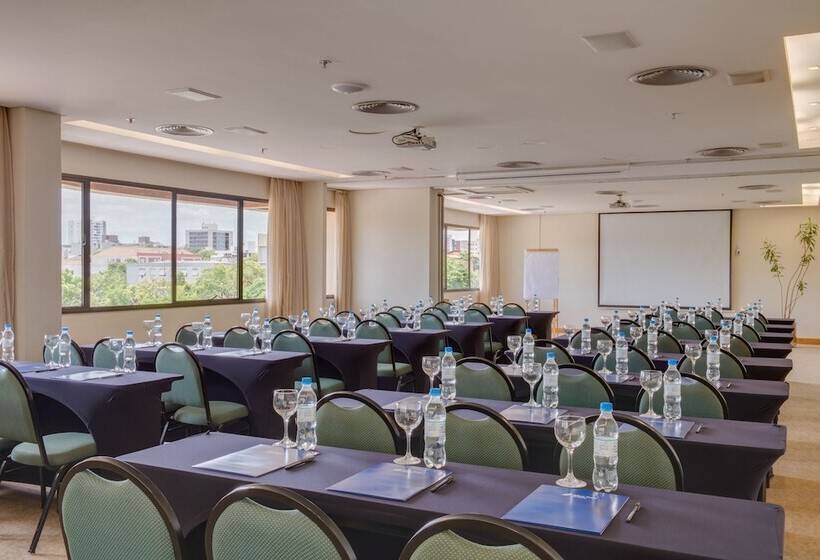 Отель Blue Tree Towers Millenium Porto Alegre