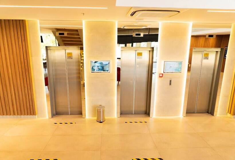 Отель Blue Tree Towers Millenium Porto Alegre