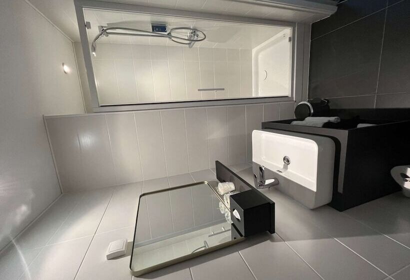 Brit Hotel Les Voyageurs