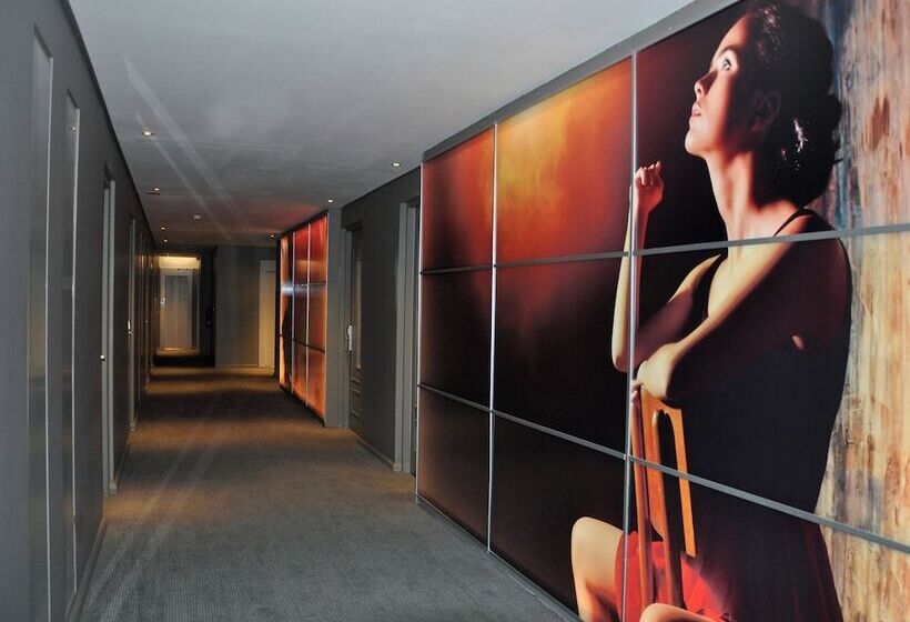 Broadway Hotel & Suites