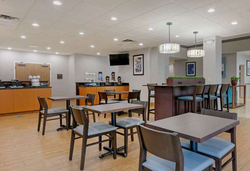 Отель Comfort Suites Near Universal Orlando Resort