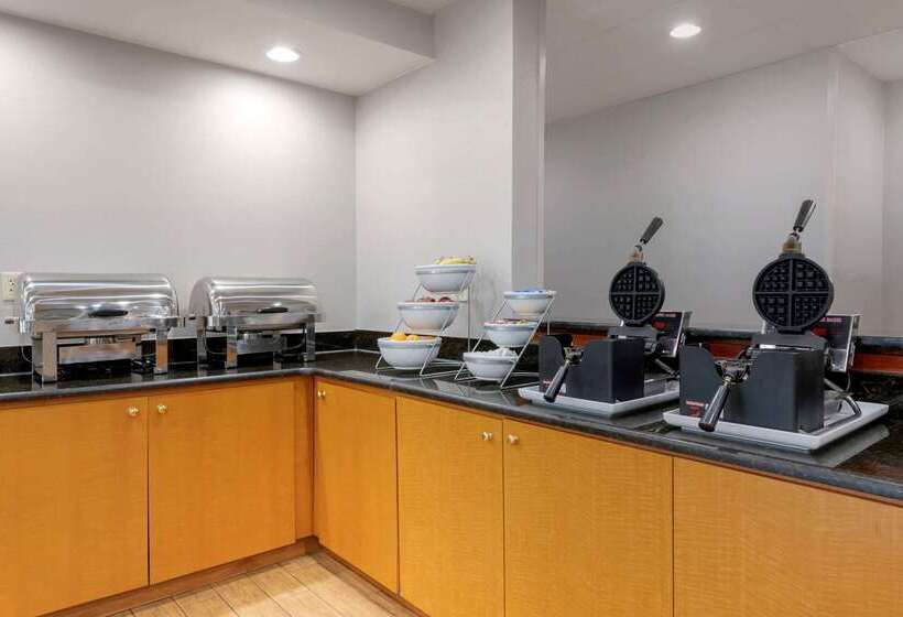 Отель Comfort Suites Near Universal Orlando Resort