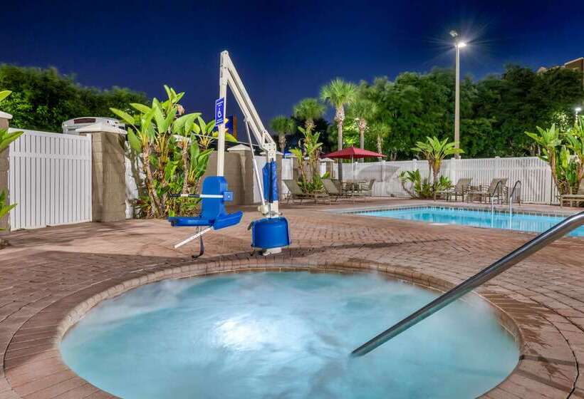 Отель Comfort Suites Near Universal Orlando Resort