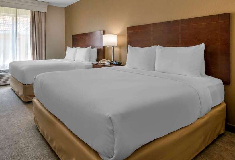 Отель Comfort Suites Near Universal Orlando Resort