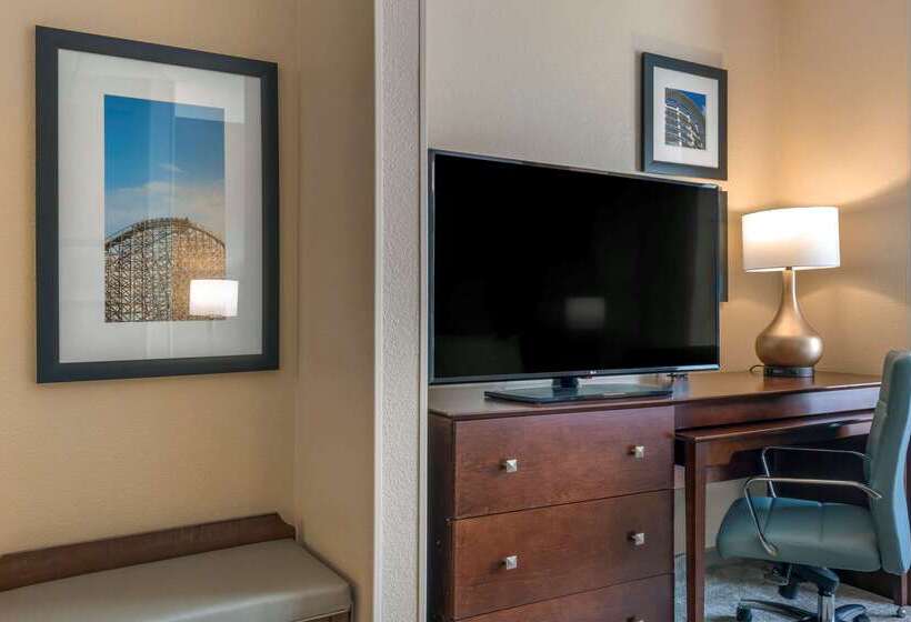 Отель Comfort Suites Near Universal Orlando Resort