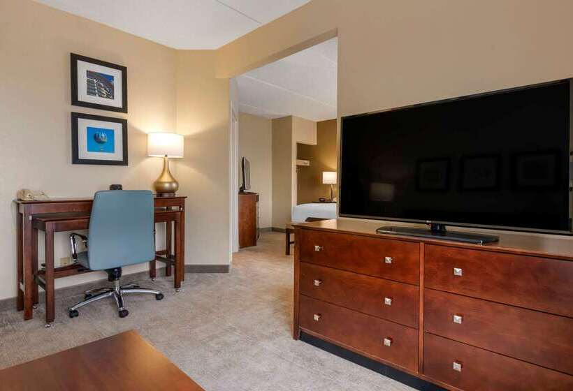 Отель Comfort Suites Near Universal Orlando Resort