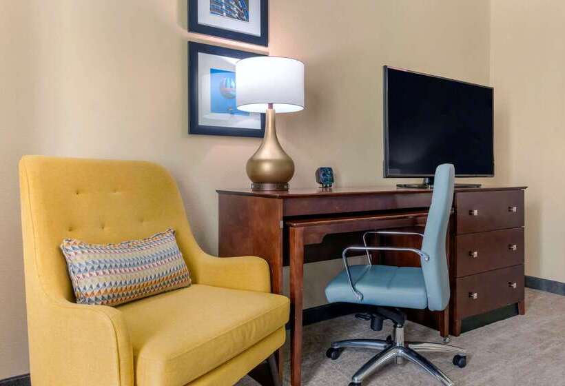 Отель Comfort Suites Near Universal Orlando Resort