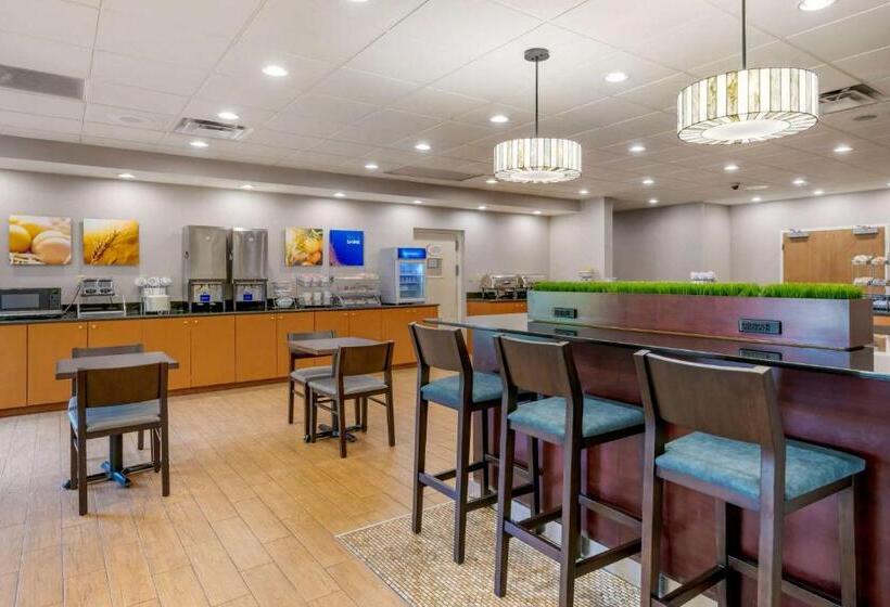 Отель Comfort Suites Near Universal Orlando Resort